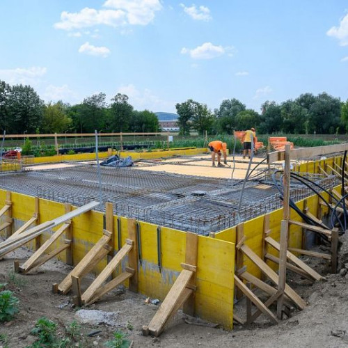 Lucrări la o cafenea panoramică pe insula din lacul de agrement din Sfântu Gheorghe