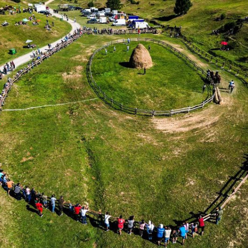 Festivalul &quot;Hai la Barcani&quot; a adunat peste 3.000 de persoane