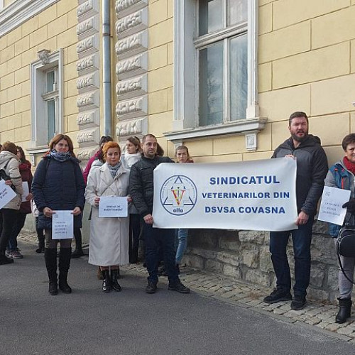 Protest al angajaților DSVSA Covasna pentru drepturi salariale egale