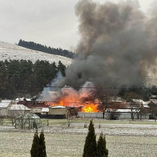 Incendiu devastator în localitatea Dobarlau, intervenție de urgență a ISU Covasna