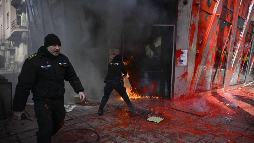 Galerie Foto Proteste violente în Bulgaria. Susținătorii unui partid ultranaționalist au dat foc la reprezentanța UE din Sofia
