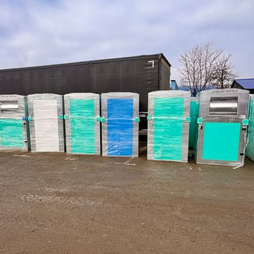 Locuitorii din Sfântu Gheorghe pot depune din nou haine uzate în containere speciale