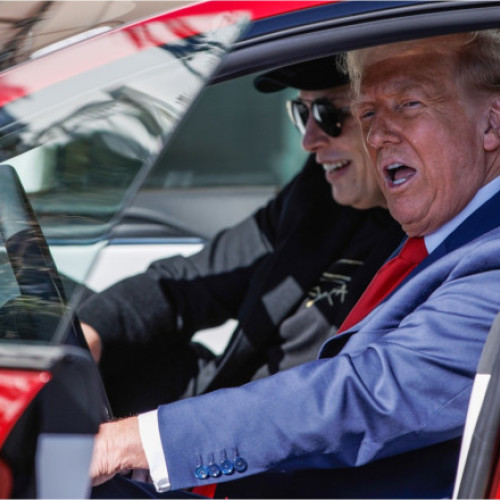 Donald Trump condamnă atacurile asupra Tesla ca formă de terorism intern