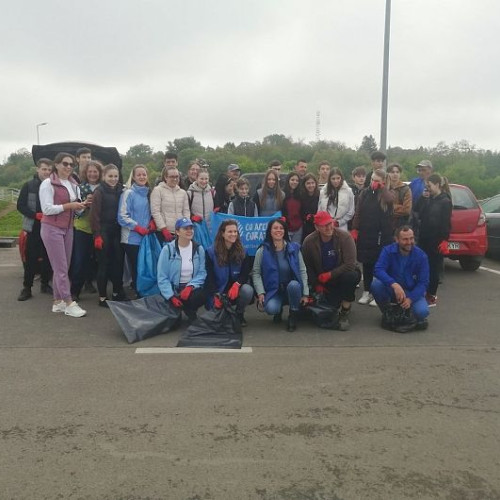 Curățenie pe malul Oltului: 30 de voluntari au adunat 12 saci de deșeuri