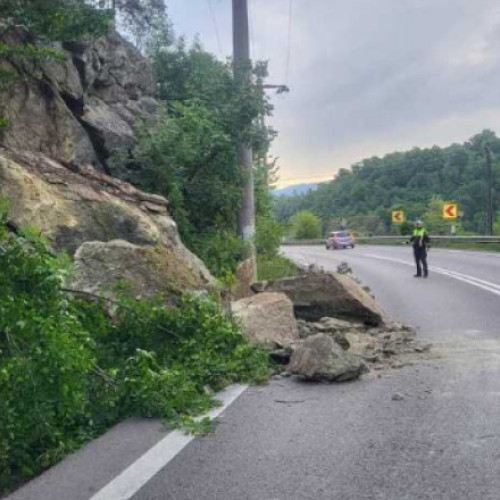 Traficul pe DN 7 afectat de căderi de pietre în Vâlcea