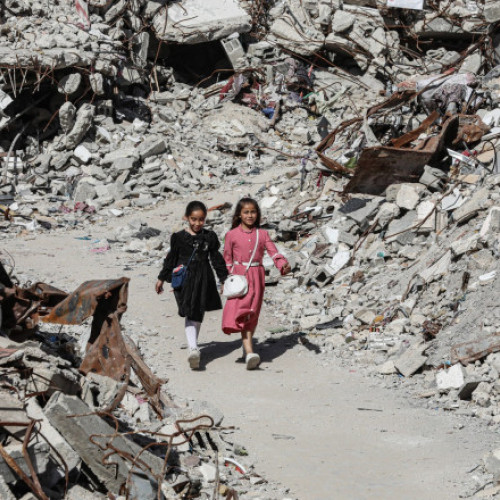 Cel puțin 44 de persoane au fost ucise în atacuri israeliene în Fâșia Gaza, relatează Digi24.ro, citând reprezentanți ai serviciilor de prim-ajutor. Potrivit acestora, cele mai multe victime s-au înregistrat într-un atac asupra unei locuințe din Tabăra de Refugiați Bureij, situată în centrul zonei, care a fost devastată de peste 600 de zile de conflict armat.