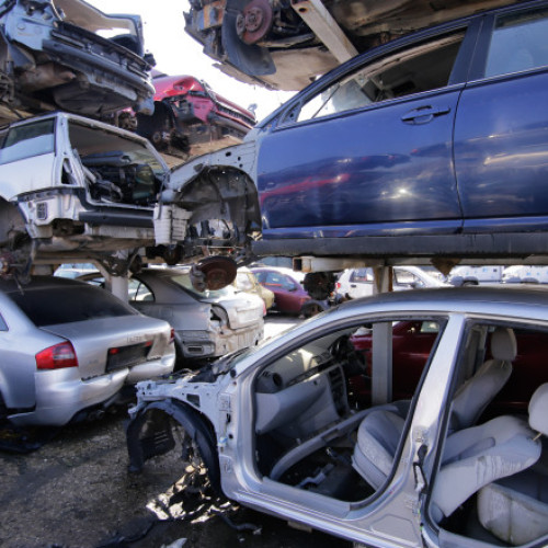 Peste 4.250 de operatori economici s-au înscris în Programul Rabla Auto 2025 în primele două ore de la deschiderea sesiunii, potrivit ministrului Mediului, Mircea Fechet, citează digi24.ro. Dintre aceștia, mai mult de 2.500 intenționează să achiziționeze autoturisme electrice, iar bugetul pentru aceste vehicule nu s-a epuizat încă. Alte 2.067 de firme plănuiesc să își echipeze parcurile auto cu mașini cu sistem de propulsie termică sau hibridă.