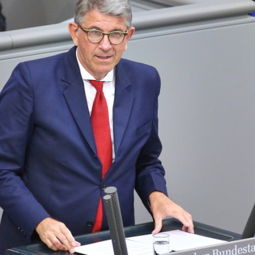 Germania intenționează să introducă o taxă de 10% asupra marilor platforme digitale, precum Google și Meta, anunță Politico. Potrivit ministrului culturii, Wolfram Weimer, această măsură este menită să crească veniturile statului și să răspundă provocărilor economice actuale. Weimer, citat de revista Stern, afirmă că &quot;o cotă de impozitare de 10% este moderată și legitimă&quot;.