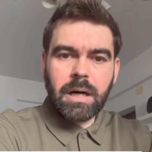 Polițiștii din Gorj s-au autosesizat după apariția unor imagini în spațiul public în care un fost candidat la alegerile parlamentare de anul trecut face afirmații jignitoare la adresa femeilor care l-au votat pe Nicușor Dan. Potrivit Digi24.ro, acesta le-a numit &quot;catele de trei lei&quot;, &quot;feministe imputite&quot;, &quot;zdrente&quot; și &quot;carpe&quot;, iar apoi a spus că totul a fost un „test de viralizare pe TikTok”, susținând că a fost vorba despre niște &quot;pamflete&quot;.