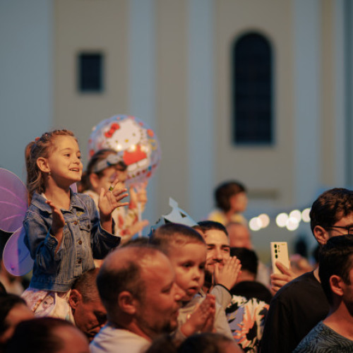 Festivalul copiilor din Oradea, cea mai mare și spectaculoasă manifestare dedicată micuților bihoreni de Ziua Internațională a Copilului, a avut loc duminică, 1 iunie. Potrivit digi24.ro, evenimentul, organizat de Asociația pentru promovarea turismului din Oradea și regiune (Visit Oradea) cu sprijinul primăriei locale, a transformat orașul într-un loc plin de culoare, energie și activități pentru întreaga familie.