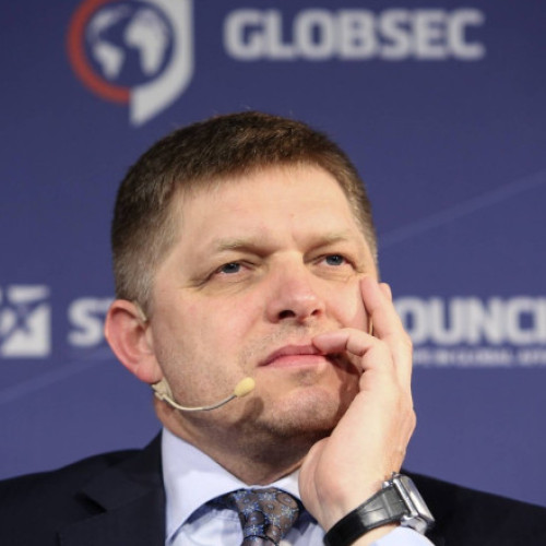 Prim-ministrul slovac Robert Fico ia în considerare organizarea alegerilor anticipate în prima parte a anului 2026, relatează digi24.ro, citând surse apropiate guvernului. Potrivit European Pravda, în ultimele luni, există tot mai multe indicii că Fico intenționează să lanseze această inițiativă, având în vedere dificultățile cu care se confruntă Coaliția slovacă. Disputele interne și pierderea majorității în parlament complică menținerea stabilității guvernului, ceea ce ar putea domina agenda politică în perioada următoare.