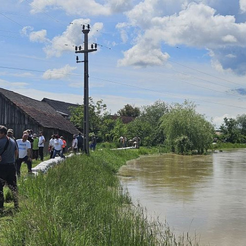 Inundațiile continuă să provoace pagube semnificative în județul Covasna, unde mai multe localități, precum Boroseu Mare, Bacel și Chichis, se confruntă cu efectele apelor revarsate. Potrivit covasnamedia.ro, în Boroseu Mare, deși cotele paraului Zagon sunt în stagnare, apa a inundat gospodăriile, afectând până joi seara peste 120 de clădiri.