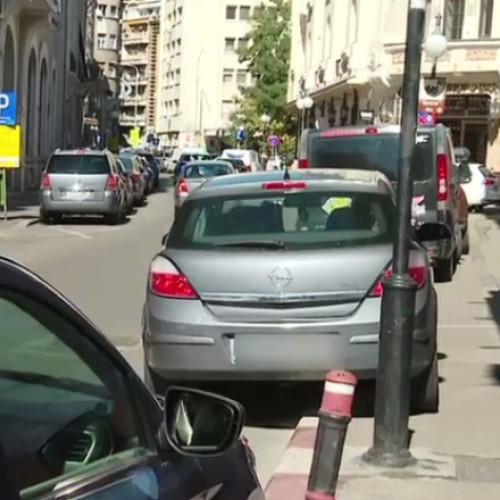 Razboi tacit pentru locurile de parcare în capitale. Un fenomen tot mai frecvent, dar greu de observat, are loc zilnic pe străzile orașului, unde oamenii își revendică ilegal spațiile de parcare. Nu cu arme, ci cu ladite, scaune, tomberoane sau bidoane de plastic, aceștia încearcă să își asigure poziția pe domeniul public, ca și cum ar fi proprietari. Potrivit digi24.ro, aceste practici sunt tot mai răspândite și creează tensiuni între șoferi.