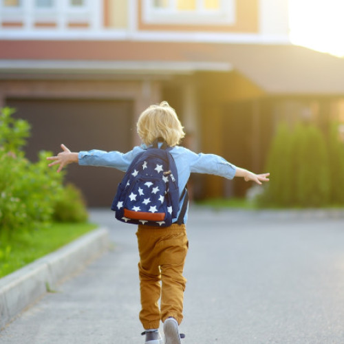 Vacanța de vară 2025 pentru elevi va începe pe 21 iunie, după încheierea ultimului modul de cursuri, conform structurii anului școlar stabilite de Ministerul Educației, notează digi24.ro. Această dată marchează începutul unei perioade de aproximativ două luni și jumătate de vacanță, una dintre cele mai lungi din calendarul școlar, care va dura până la începutul lunii septembrie, când va începe noul an școlar 2025-2026.