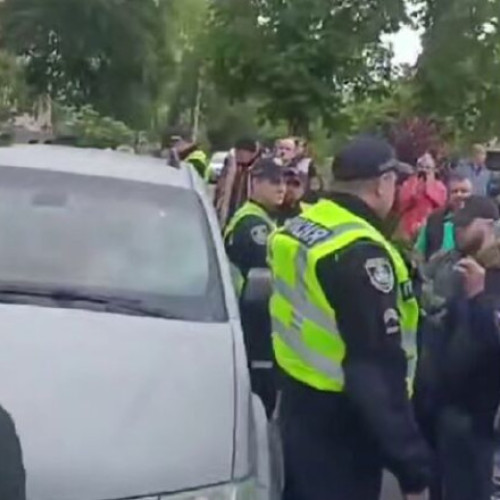 Aproximativ 100 de persoane au blocat vineri un vehicul de recrutare al armatei în orașul Kamianet-Podilskii, potrivit digi24.ro, iar anvelopele au fost înțepate de către protestatari. Biroul districtual de înregistrare și înrolare din regiunea Hmelnitki, din vestul Ucrainei, notează că acțiunile cetățenilor indică o rezistență organizată. Situația a fost adusă sub control cu ajutorul poliției și al armatei.
