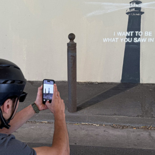 O nouă operă de artă semnată Banksy a fost postată recent pe contul său de Instagram, iar locația exactă a lucrării rămâne învăluită în mister, conform digi24.ro. Imaginea arată umbra unui stâlp de stradă transformat într-un far, iar pe ea este scrisă știrea: „Vreau să fiu ceea ce ai văzut în mine”. Potrivit unui site dedicat fanilor artistului, lucrarea ar putea fi în cartierul Le Panier din Marsilia, cunoscut pentru graffiti-urile sale și pentru lucrările lui Invader, artist francez celebru pentru stilul său pixelat.