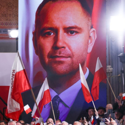 Karol Nawrocki, candidatul populist de dreapta în cursa pentru președinția Poloniei, pare să folosească acuzațiile aduse de opoziție și mass-media în avantajul său, arată o analiză Politico. Potrivit sursei, numeroase scandaluri din trecutul său au fost aduse în prim-plan în timpul campaniei electorale, dar acestea nu doar că nu i-au afectat șansele, ci par chiar să-l întărească. Conform digi24.ro, tensiunea politică este extrem de ridicată în ultimele zile ale campaniei, iar acea luptă devine tot mai acidă.
