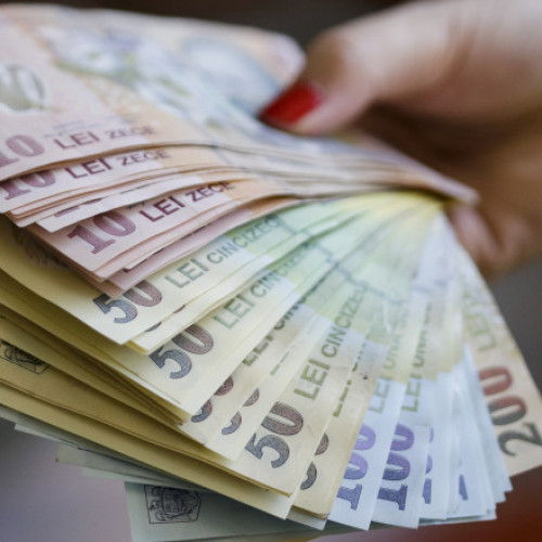 Statul român cheltuie anual 164 de miliarde de lei pentru plata personalului, iar o parte semnificativă, 13,7 miliarde de lei, reprezintă sporuri, bonusuri și prime pentru angajații din sistemul bugetar, notează digi24.ro, citând fostul ministru al Finanțelor, Marcel Bolos.