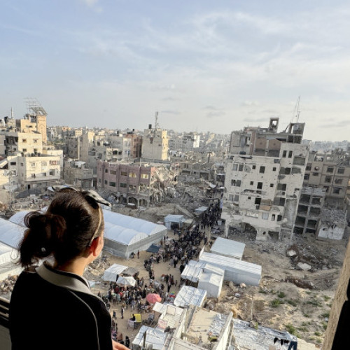 Planul Statelor Unite pentru Gaza, vazut vineri de Reuters, propune un armistitiu de 60 de zile si eliberarea a 28 de ostatici israelieni - vii si morti - in prima saptamana, in schimbul eliberarii a 1.236 de prizonieri palestinieni si a ramasitelor a 180 de palestinieni decedati. Potrivit Digi24.ro, documentul mentioneaza ca planul este garantat de presedintele american Donald Trump, precum si de mediatorii Egipt si Qatar. Planul include trimiterea de ajutor umanitar in Gaza imediat ce Hamas va semna acordul de incetare a focului, iar aceste livrari vor fi realizate de Organizatia Natiunilor Unite, Semiluna Rosie si alte canale convenite.