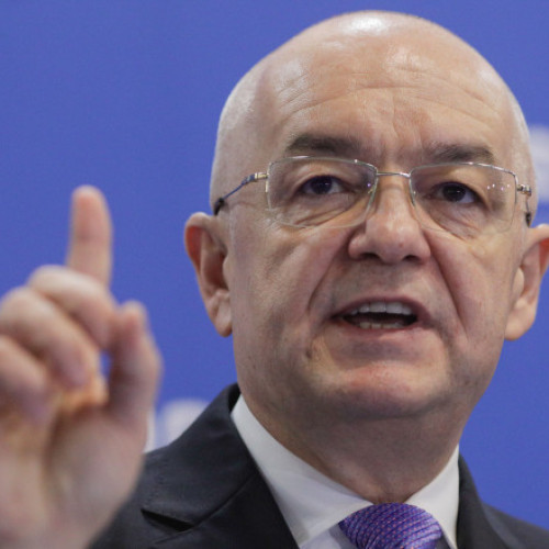 Emil Boc, primarul orașului Cluj-Napoca, a comentat vineri decizia Curții Constituționale a României legată de declarațiile de avere. Într-un mesaj postat pe rețeaua socială TikTok, edilul a spus că soluția pentru a modifica hotărârea CCR este schimbarea majorității din instanță, mai ales că în iunie vor fi numiți trei noi judecători.