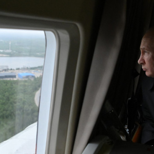 Scenariu de scenă sau realitate? Kremlinul a creat o poveste despre un atac cu drone asupra lui Vladimir Putin, afirmă publicația The Moscow Times, citată de digi24.ro. Potrivit acesteia, afirmația Ministerului rus al Apărării conform căreia liderul Kremlinului s-a aflat „în epicentrul unui atac cu drone” s-a dovedit a fi o punere în scenă.