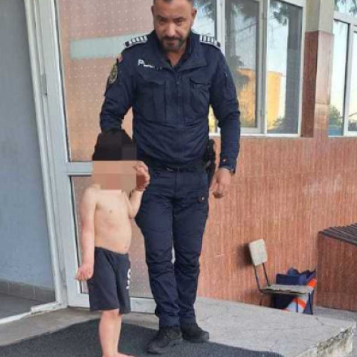 Un copil de 4 ani, găsit aproape dezbrăcat pe o stradă din Botoșani, a fost salvat de polițiștii locali, potrivit digi24.ro. Aceștia au fost chemați rapid după ce au observat micuțul, care era dezorientat și nu știa cum să ajungă acasă.