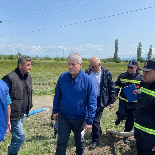 Premierul interimar Călin Popescu-Tăriceanu a vizitat zonele afectate de inundații din județul Covasna, iar potrivit site-ului covasnamedia.ro, a declarat că sistemul pentru situații de urgență a funcționat bine, iar intervențiile s-au făcut la timp. El a menționat că peste 200 de persoane au fost evacuate și, din fericire, nu s-au înregistrat pierderi de vieți omenești.
