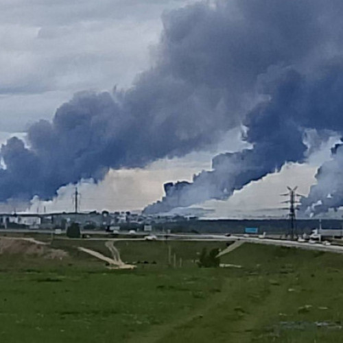 Primele imagini din satelit arată amploarea distrugerilor după un atac al dronelor ucrainene asupra bazei aeriene ruse Belaia, situată în regiunea Irkutsk. Conform celor postate de consultantul în informații geospatiale Chris Biggers pe platforma X, imaginile, surprinse de compania americană de satelit Umbra Space, confirmă deteriorări semnificative ale flotei de bombardiere strategice a Moscovei.