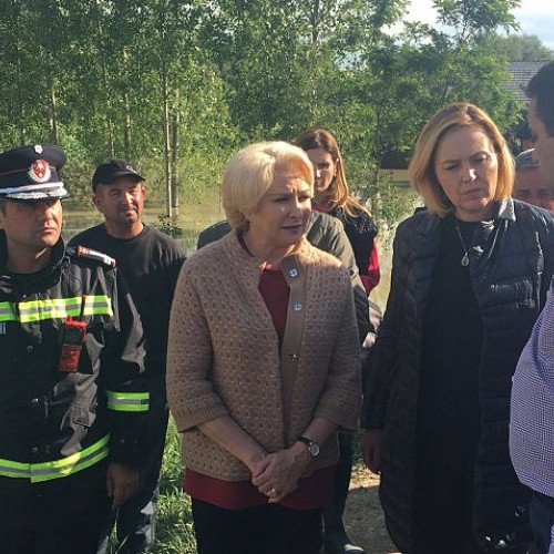Situație nerezolvată după șapte ani în satul Bacel din Covasna, unde localnicii se confruntă cu inundații repetate, iar fondurile alocate pentru remedierea situației nu au fost folosite corespunzător. Potrivit covasnamedia.ro, o femeie din sat a rostit cu revolta: „Unde sunt banii?”, punând întrebarea direct către autorități despre lipsa de acțiune în fața dezastrului.