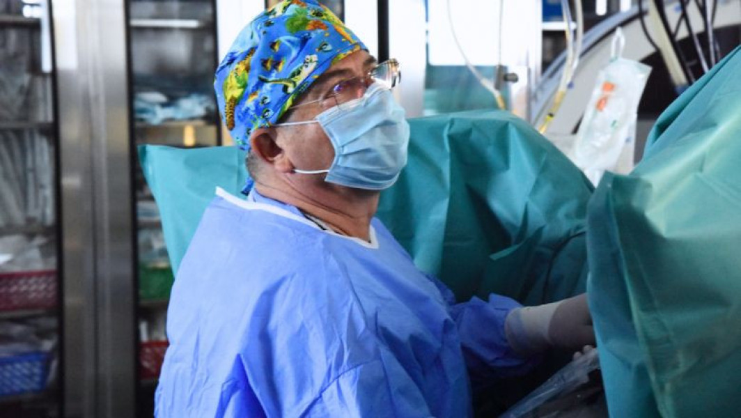 Bărbat de 71 de ani, tratat la Spitalul SANADOR, a beneficiat de o intervenție chirurgicală pentru adenom de prostată după o perioadă de probleme urinare cronate, notează digi24.ro. Petre se confrunta de mult cu dificultăți la urinare și nu a considerat inițial că este un motiv de îngrijorare, atribuindu-le vârstei. Doar atunci când nu a mai putut urina deloc, a mers de urgență la spital, unde s-a constatat că vezica sa era plină cu urină, iar cauza principală a fost un adenom de prostată gigant, care bloca uretra.