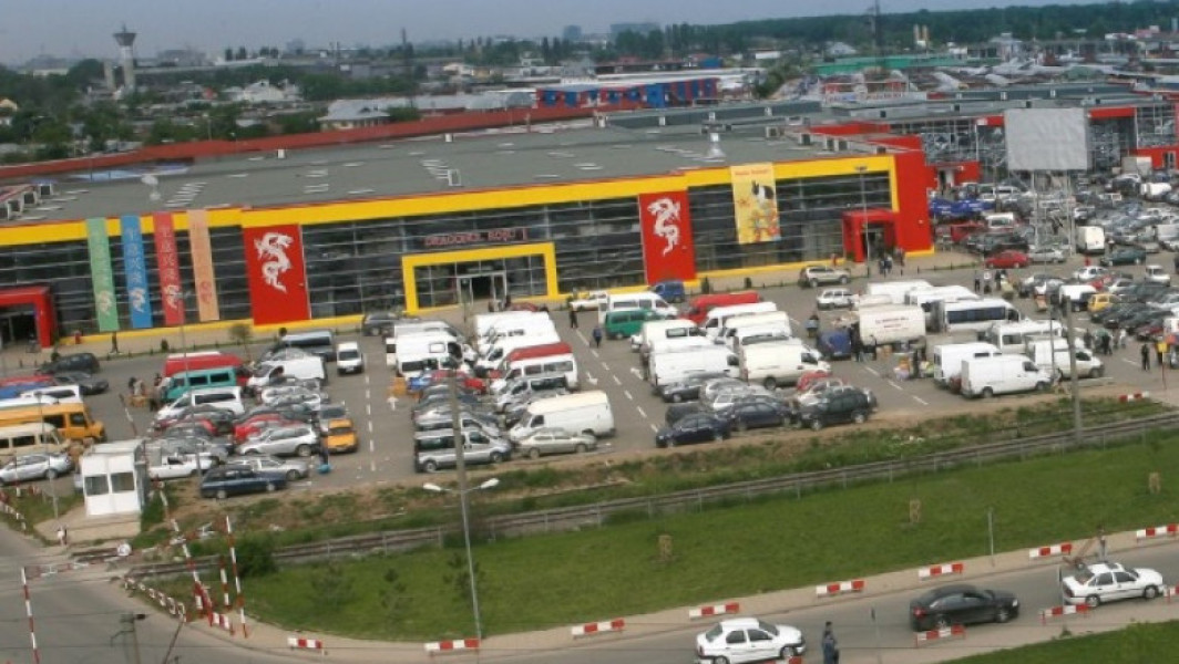 Percheziții la complexul comercial Dragonul Rău, zeci de articole contrafăcute confiscate