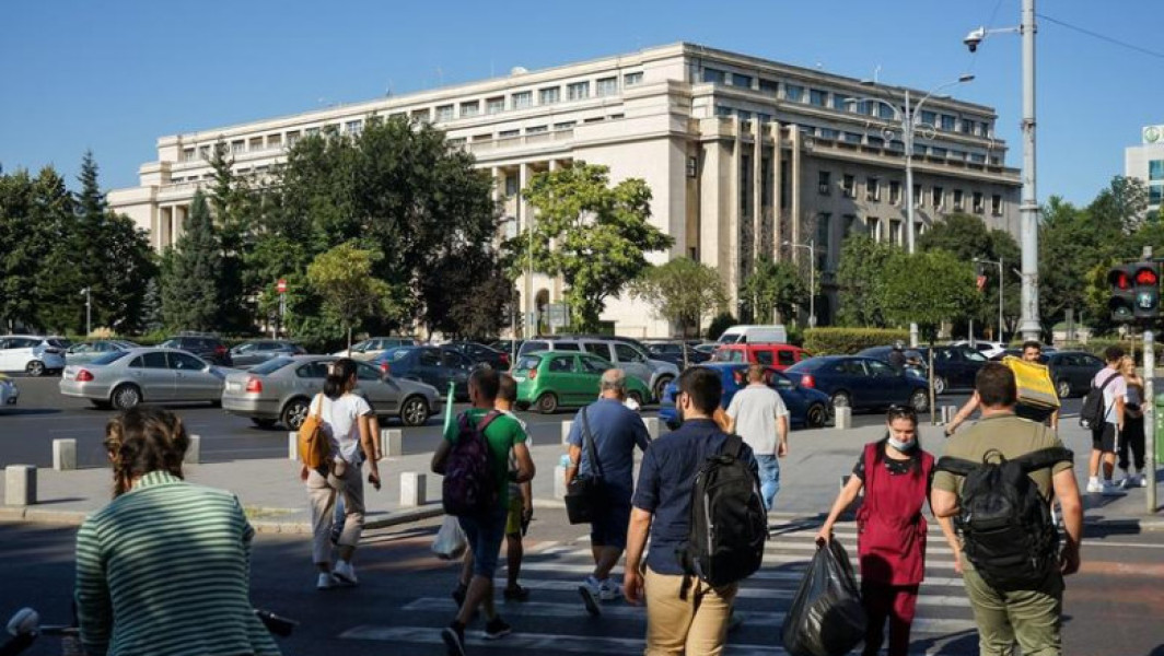 Rata șomajului a scăzut la 5,7% în aprilie 2025, potrivit datelor publicate de Institutul Național de Statistica, citați de digi24.ro. Numărul persoanelor șomere (în vârstă de 15-74 de ani) a fost estimat la 467.400, în scădere față de luna martie (490.900), dar mai mare față de aceeași perioadă a anului anterior, când erau 431.000 de persoane.