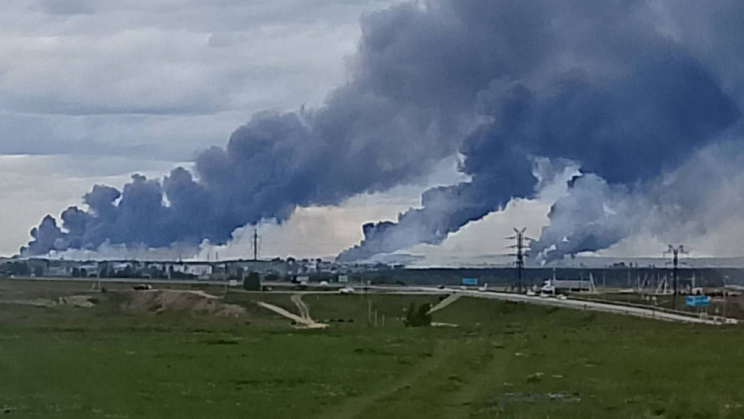 Imagini din satelit dezvăluie daune semnificative la bazele aeriene ruse, la scurt timp după un atac cu drone efectuat de Ucraina în weekend, relatează digi24.ro. Potrivit unor analize ale experților, mai multe bombardiere strategice au fost distruse sau grav avariate în urma atacului.