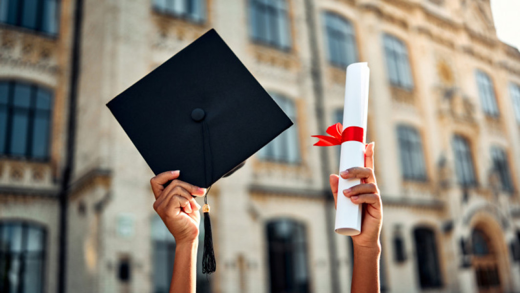 Peste 150 de vârstnici au absolvit universitatea pentru seniori din Galați, în cadrul celei de-a noua promoții, citate de digi24.ro. La ceremonia de sfârșit de an, participanții au manifestat o emoție similară celei din tinerețe, iar zâmbetele și entuziasmul au fost vizibile pe chipurile lor.