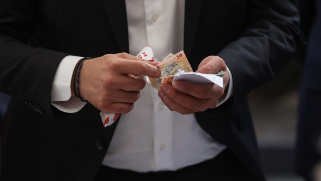 Majoritatea românilor susțin reducerea cheltuielilor statului, în special cele care nu implică salariile angajaților, potrivit unui sondaj realizat de INSCOP Research între 26 și 30 mai și citat de digi24.ro. Conform sondajului, 77,1% dintre respondenți sunt de acord sau oarecum de acord cu această măsură, în timp ce doar 13,7% sunt total împotrivă și 5,2% în condiție oarecum contrară.