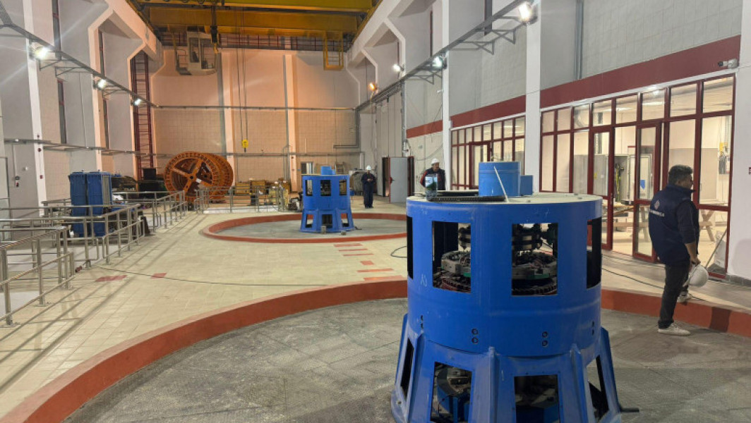 Curtea de Apel Cluj-Napoca a decis suspendarea acordului de mediu pentru hidrocentrala Rastolița, un proiect strategic pentru județul Mureș, potrivit digi24.ro. Sebasian Burduja, ministrul Energiei, a comentat decizia și a anunțat că proiectul, finalizat în proporție de peste 90%, ar fi trebuit să fie pus în funcțiune în noiembrie 2023. Burduja a menționat că, deși au câștigat anterior pe fond, această hotărâre este temporară, iar procesul pentru anularea acordului de mediu va avea loc pe 24 iunie, timp în care se speră la o decizie favorabilă.
