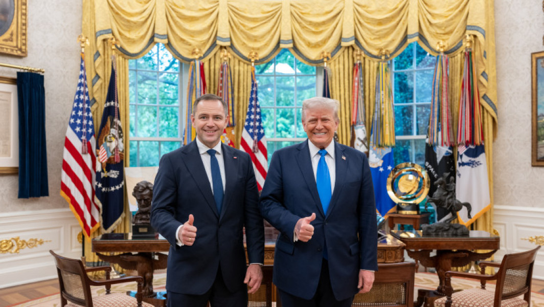 Victoria la limită a lui Karol Nawrocki în alegerile prezidențiale din Polonia atrage atenția și asupra influenței statelor externe în politica europeană, potrivit digi24.ro. Rezultatul acestor alegeri a fost extrem de polarizant și a stârnit reacții din întreaga Europă, reflectând tensiuni și schimbări profunde în sistemul politic al țării.