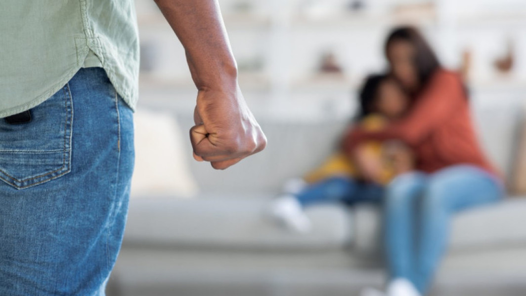 Camera Deputaților a adoptat, miercuri, un proiect de lege menit să combată violența, intitulată „România fără violență”. Potrivit digi24.ro, legea prevede înăsprirea pedepselor pentru loviri și alte acte violente. În cadrul votului, s-au înregistrat 286 de voturi „pentru”, unul „contra” și o abținere. Parlamentul, care este for decizional, modifică Codul penal și Legea nr. 26/2024 privind ordinul de protecție, pentru a oferi autorităților instrumente mai eficiente împotriva violenței în toate formele sale.