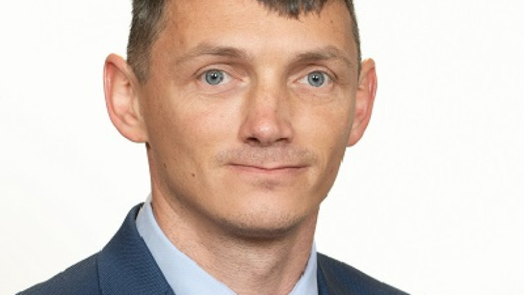 Senatorul Paul Ciprian Pintea, cunoscut pentru dosarele sale penale și pentru glumele legate de CV-ul său, în care a scris că urmează cursuri la site-ul de matrimoniale Academic Singles, a trecut oficial la PSD. Potrivit digi24.ro, el face parte dintr-un grup de 10 parlamentari care au migrat de la partidele SOS și POT către social-democrați.