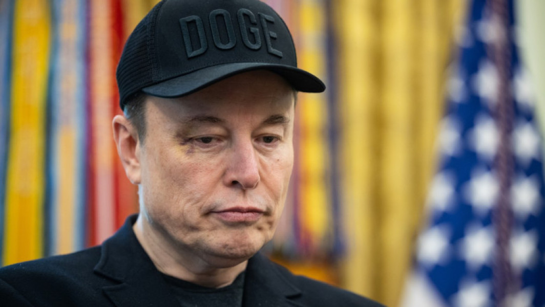 Elon Musk continuă să critice proiectul de lege privind cheltuielile în faza de aprobare în Congres, potrivit digi24.ro. Acesta consideră că trebuie redactat un alt proiect, care să evite majorarea masivă a deficitului și creșterea plafonului datoriei cu 5 trilioane de dolari. Într-o postare pe X, Musk a avertizat că „America merge cu viteza către sclavia datoriei”.