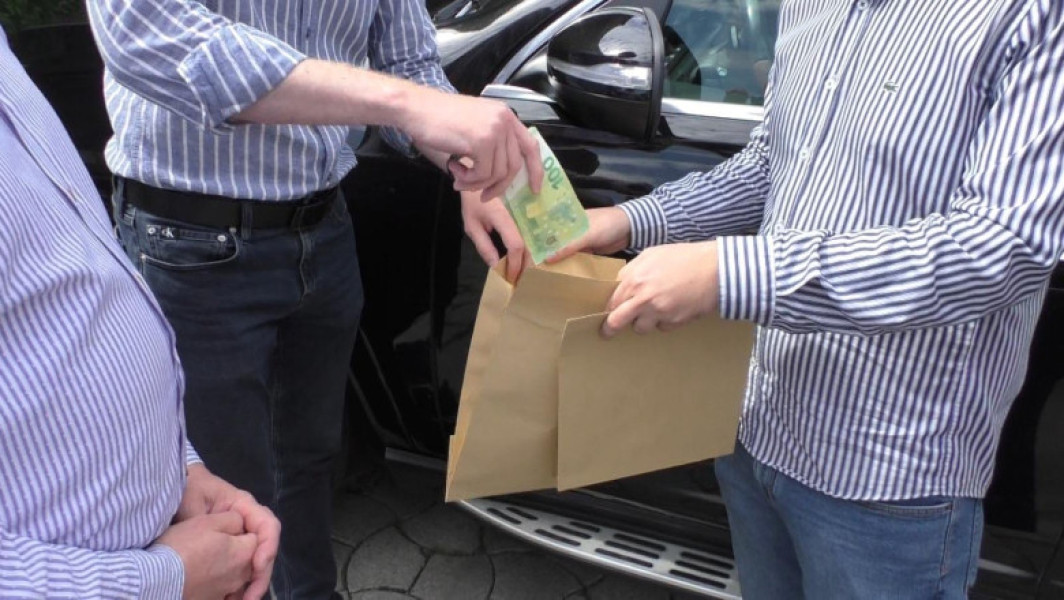 Inspectorul superior din cadrul Direcției Generale Antifraudă Fiscală, Andrei Petru Dimitriu, va rămâne în arest preventiv pentru 30 de zile, după ce Curtea de Apel București a respins, miercuri, contestația sa împotriva deciziei Tribunalului București din 23 mai 2025. Potrivit digi24.ro, magistratii susțin că faptele sale au un pericol social ridicat, deoarece subminează autoritatea statului și încrederea publică.