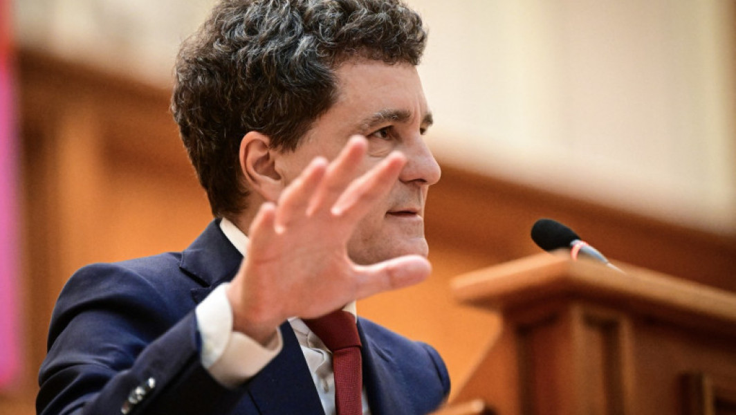 Tensiuni în scena politică: PSD atrage zece parlamentari de la partide suveraniste