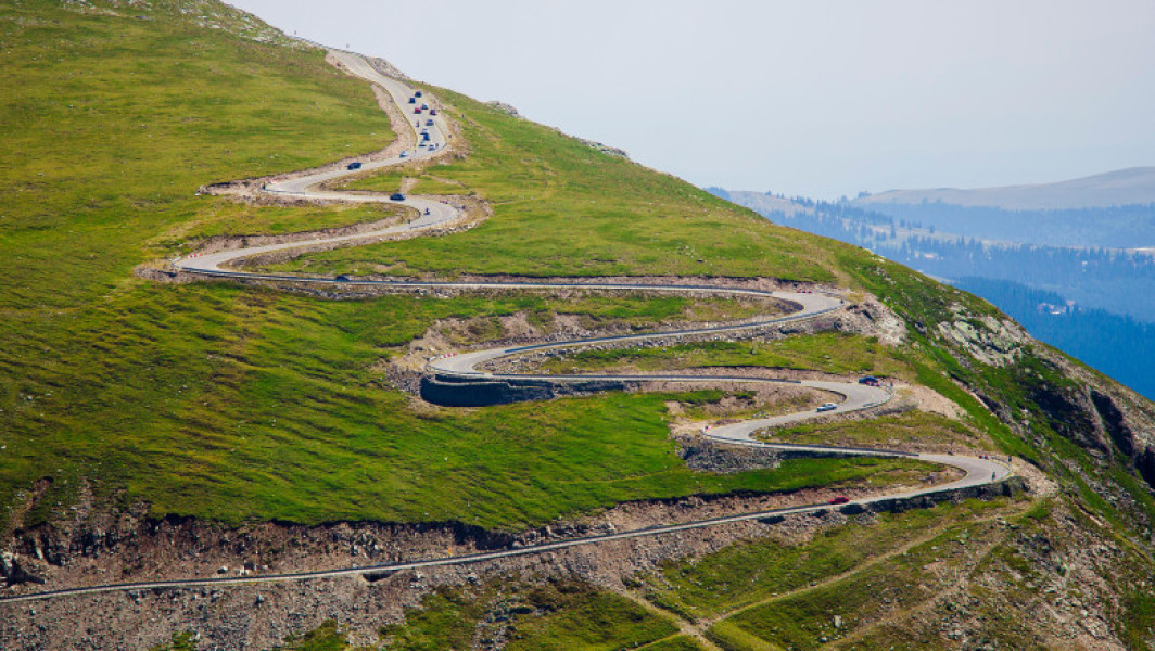 Circulația pe Transalpina, între Ranca și Curpat, se redeschide de vineri, anunță CNAIR, citată de Digi24.ro. Potrivit oficialilor, traficul va fi permis doar pe timpul zilei până la sfârșitul lunii iunie, începând cu ora 9:00. În perioada 6 iunie - 30 iunie 2025, circulația va fi închisă pe timpul nopții, între orele 20:00 și 9:00, pentru siguranța șoferilor.