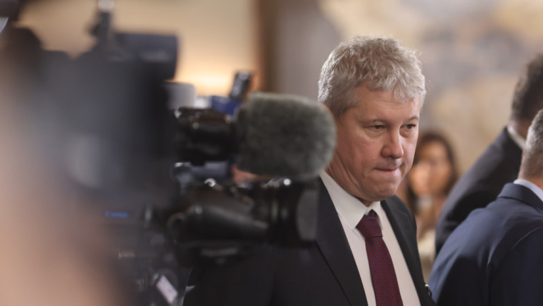Situatia de la Salina Praid, considerată foarte complexă de către Premierul interimar Catalin Predoiu, reprezintă un risc atât pentru ecosistemul zonei, cât și pentru infrastructură și populație. Potrivit notează digi24.ro, Predoiu menționează că prioritatea este protejarea vieților oamenilor în primul rând. El a explicat că, de joi seara, se depun eforturi pentru gestionarea situației, inclusiv utilizarea unei țevi pentru captarea apelor paraului Corund, pentru a devia apa din zona salinei.