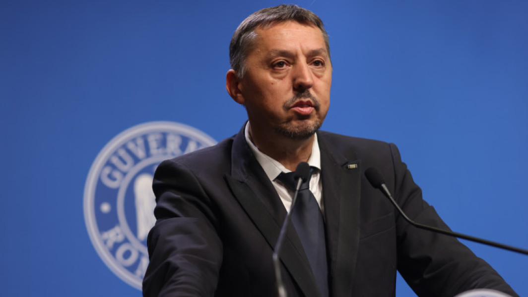 Ministrul Educației, Daniel David, îndeamnă elevii să se pregătească temeinic pentru Bacalaureat 2025, care începe marți, 10 iunie, cu proba la Limba și literatura română. Potrivit digi24.ro, oficialul subliniază că rezultatele examenului nu trebuie să le definească valoarea ca persoane, ci doar nivelul de pregătire din acel moment.