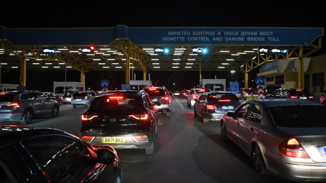 Traficul pe Podul Prieteniei Giurgiu-Ruse circulă în continuare pe o singură bandă, din cauza lucrărilor de reparație efectuate de partea bulgară, relatează digi24.ro. În perioada minivacanței de Rusalii, între 7 și 9 iunie, autoritățile anticipează aglomerație și recomandă șoferilor care ies din țară prin Punctul de Control de la Giurgiu să folosească rute alternative pentru a evita cozile mari și timpii îndelungați la trecerea frontierei.