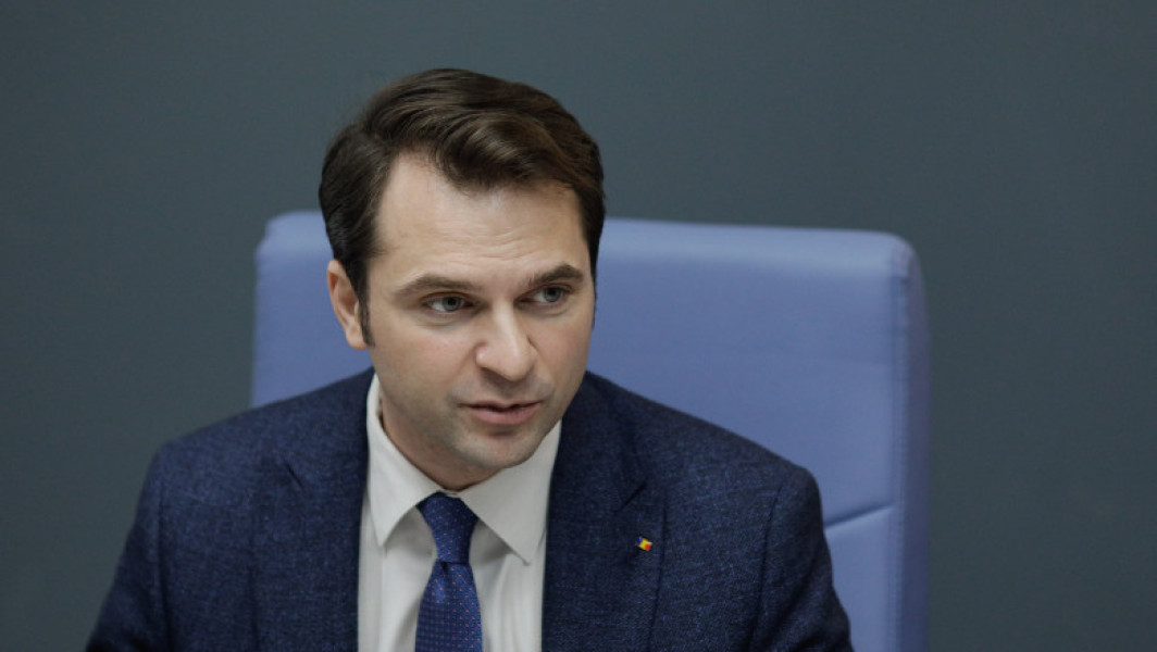 Ministrul Energiei, Sebastian Burduja, nu exclude posibilitatea de a candida din nou la alegerile pentru Primăria Capitalei, precizează digi24.ro. El a spus că decizia va fi luată de partide și că și-ar dori ca forțele europene să aibă un singur candidat pentru aceste alegeri, considerând că ar fi un semnal bun pentru bucureșteni.