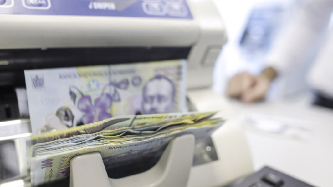 O propunere controversată pentru echilibrarea bugetului a fost discutată în cercurile guvernamentale, potrivit digi24.ro. Surse politice notează că, pe lângă creșterile de taxe și reducerea cheltuielilor din sectorul public, mediul de afaceri a avansat ideea unei taxe universale aplicate tuturor tranzacțiilor financiare. Această taxă ar viza orice mișcare de bani din economie, conform sursei citate.