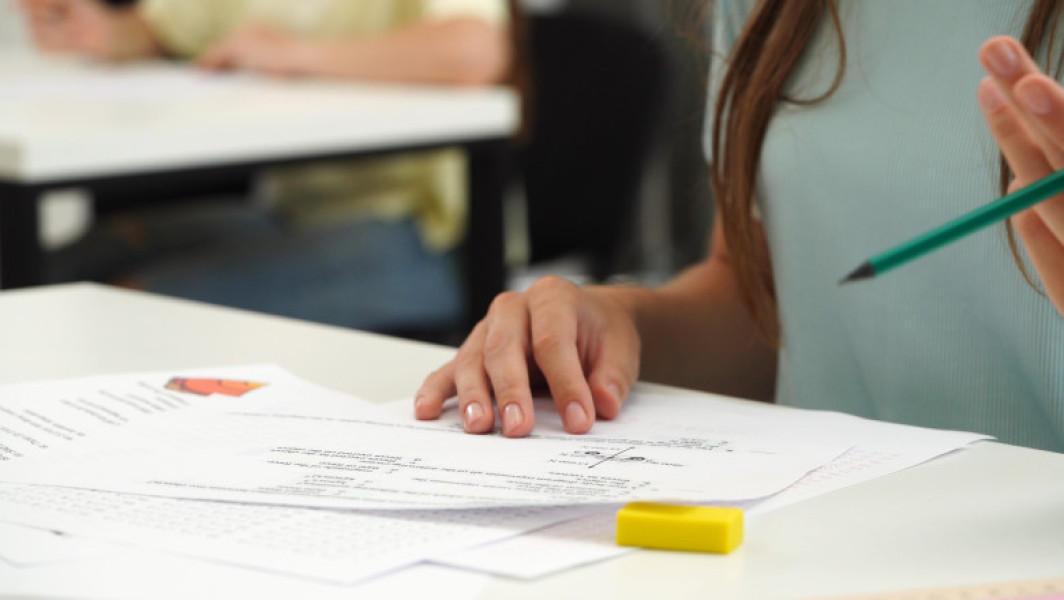 Elevii de clasa a VIII-a se pot înscrie pentru Evaluarea Națională 2025 în perioada 10 - 13 iunie, conform calendarului aprobat de Ministerul Educației, notează digi24.ro. Examenul propriu-zis va începe pe 23 iunie, iar în acest an, structura testului a fost modificată, oferindu-le elevilor o zi liberă între probele scrise.