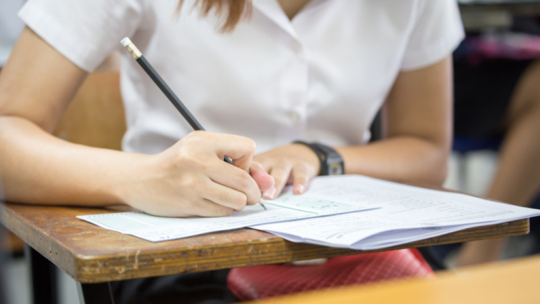 Examenul național de Bacalaureat continuă miercuri cu proba scrisă obligatorie a profilului